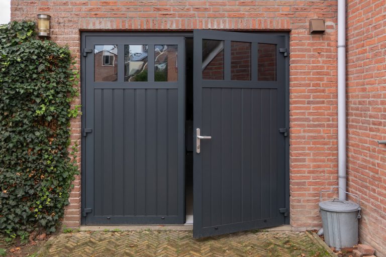 Openslaande-garagedeur-glas
