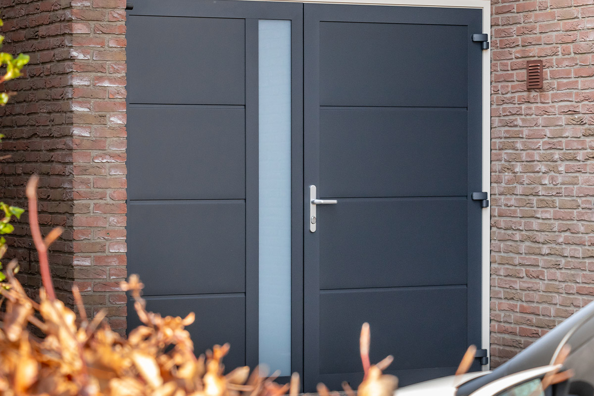 openslaande garagedeuren van Ambassa met glas