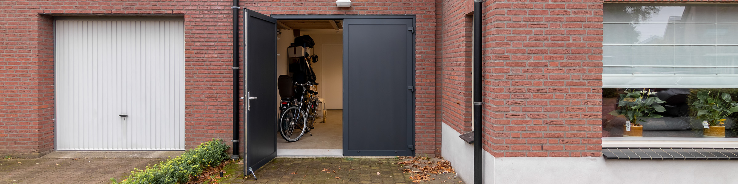 geïsoleerde garagedeur met thermisch onderbroken kozijn